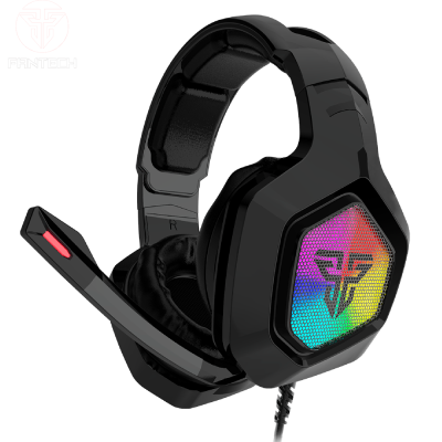 Auscultadores com microfone e iluminação RGB colorida em fundo preto