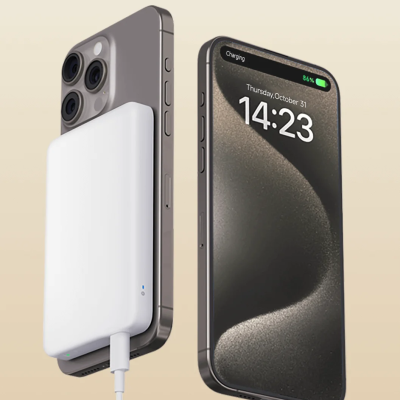 Smartphone cinzento escuro com três câmaras e power bank branco ligado