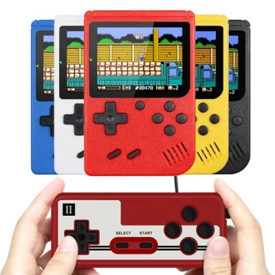 Consolas portáteis retro de várias cores e comando vermelho e branco com botões pretos.