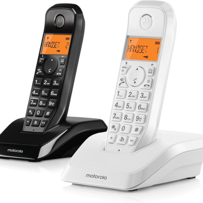 Dois telefones Motorola sem fios, um preto e um branco, cada um na sua base de carregamento.