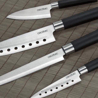 Conjunto de quatro facas CEOTEC com lâminas de aço inox e cabos pretos numa superfície de esteira de bambu