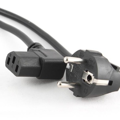 Cabo elétrico preto com ficha macho europeu e ficha fêmea preta sobre fundo branco