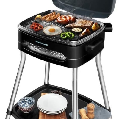 Barbecue elétrico preto com pernas metálicas e alimentos na grelha