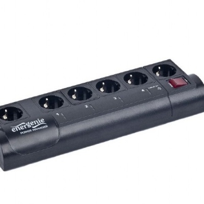 Filtro de linha preto com seis tomadas, botão vermelho e cabo