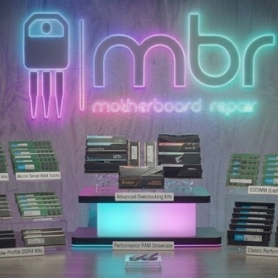 Exposição organizada de múltiplos kits de memória RAM para computador com etiquetas e iluminação neón ao fundo.