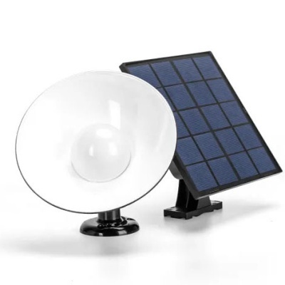 Painel solar azul e luminária branca com base preta