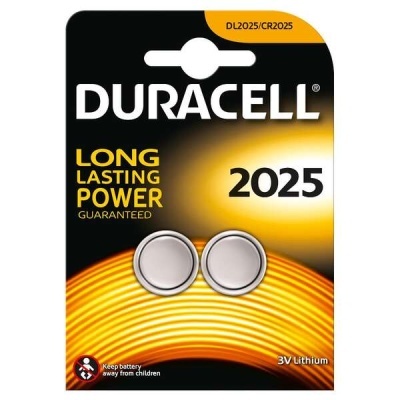 Embalagem de pilhas Duracell 2025 com duas pilhas e texto em amarelo e branco no fundo preto e amarelo