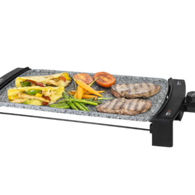 Grelhador elétrico com superfície de pedra e vários alimentos grelhados