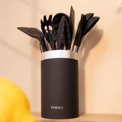 Utensílios de cozinha pretos em suporte preto com detalhe prateado e marca POLKA
