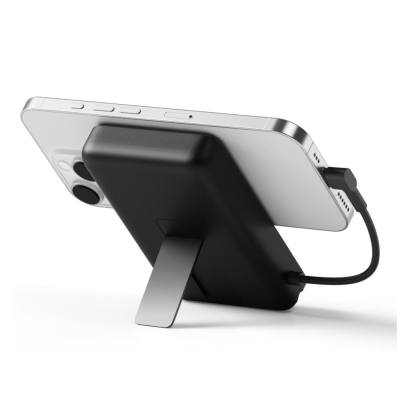 Carregador portátil preto com suporte metálico a apoiar smartphone branco ligado por cabo