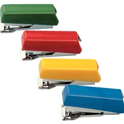 Quatro grampeadores pequenos coloridos em linha