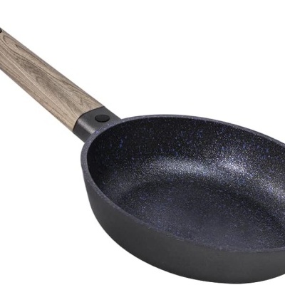 Frigideira preta com manchas azuis e cabo castanho de imitação madeira
