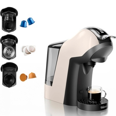 Máquina de café preta e creme Tristar com cápsulas e copo de café.