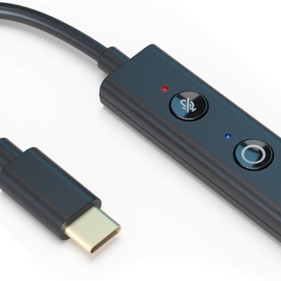 Adaptador preto USB-C com controlo e entrada de áudio 3,5 mm