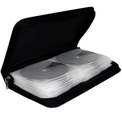 Estojo preto aberto com capas plásticas e CDs