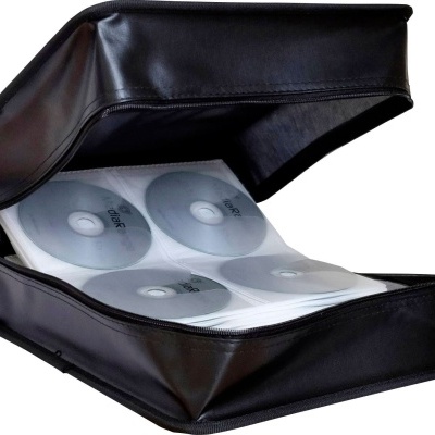 Estojo preto aberto com folhas transparentes e CDs/DVDs prateados