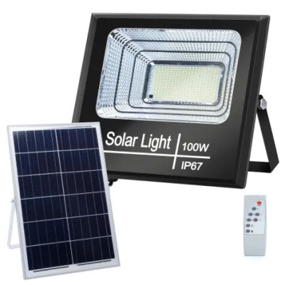 Luz solar LED flood preto 100W com painel solar azul e controlo remoto branco.
