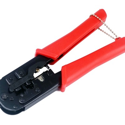 Alicate crimpador com cabos vermelhos e parte metálica preta
