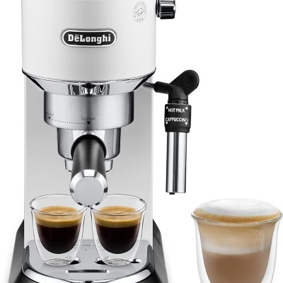 Máquina de café expresso DeLonghi branca com copos de café e cappuccino
