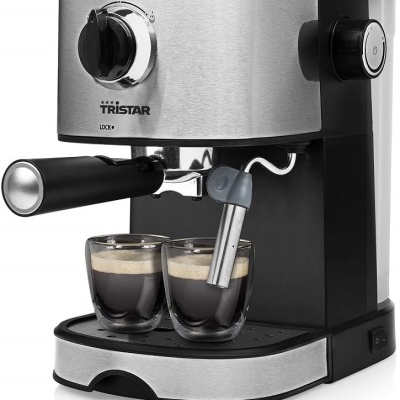 Máquina de café expresso Tristar em aço inox e plástico preto com duas chávenas de café.