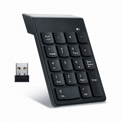 Teclado numérico preto sem fios com transmissor USB num fundo branco