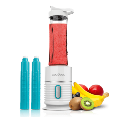 Liquidificador portátil branco e azul Cecotec com frutas e garrafas azuis
