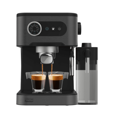 Máquina de café expresso preta com duas chávenas de vidro com café