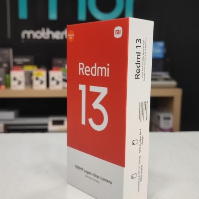 Caixa do smartphone Redmi 13 com texto em vermelho e branco