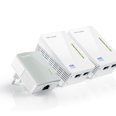 Adaptadores de rede TP-LINK brancos com LEDs verdes e entradas RJ45