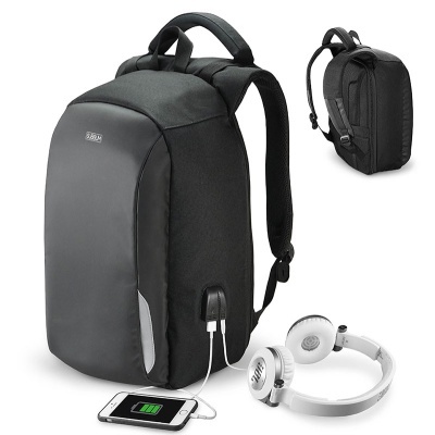 Mochila preta com saída USB e auscultadores brancos JBL ao lado