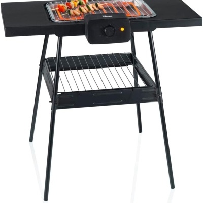 Grelhador elétrico preto com grelha metálica e espetadas no topo