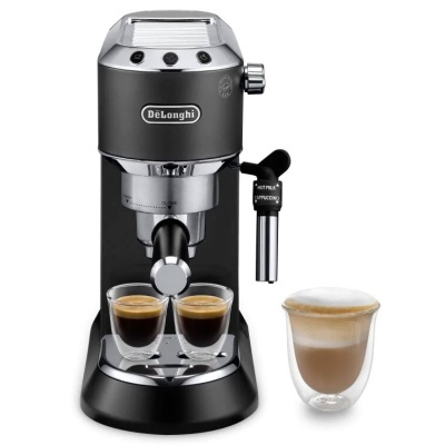 máquina de café expresso DeLonghi com dois copos pequenos e um copo maior com leite espumoso