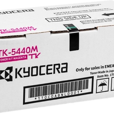 Caixa branca de toner Kyocera TK-5440M magenta com código de barras e texto em inglês