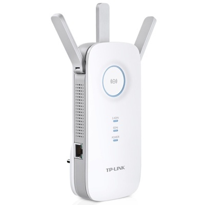 Repetidor Wi-Fi TP-Link branco com três antenas e indicadores LED