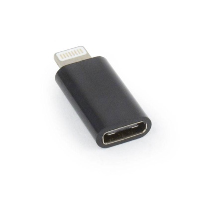 Adaptador USB-C para Lightning preto sobre fundo branco