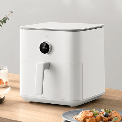 Esterilizador a vapor branco quadrado digital com alça sobre mesa de madeira