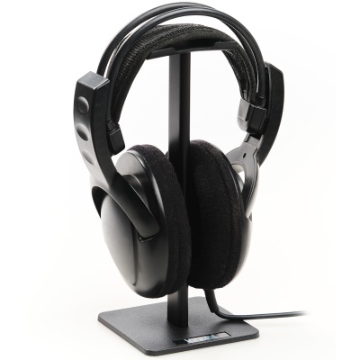 Auscultadores negros com almofadas de veludo numa base preta