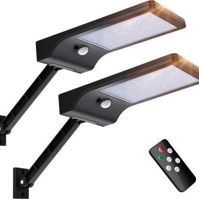 Duas luzes LED de parede exteriores pretas com sensores de movimento e controlo remoto preto.