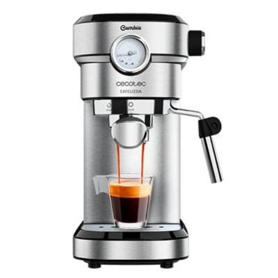 Máquina de café expresso em aço inoxidável com chávena de vidro a receber café