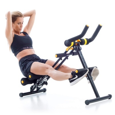 Mulher usando equipamento de exercício preto e amarelo para abdominais.