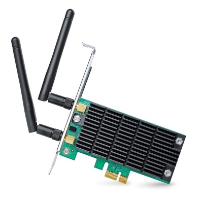 Placa de expansão com duas antenas pretas e dissipador de calor preto