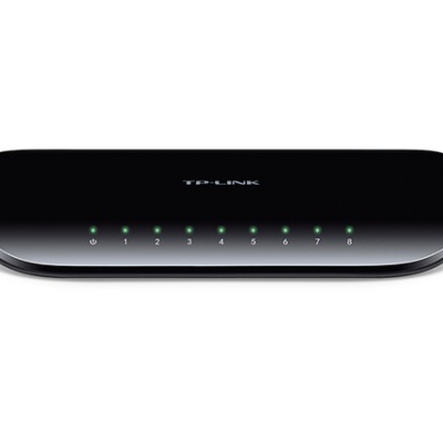 Comutador de rede TP-LINK preto com 8 portas e LEDs verdes.