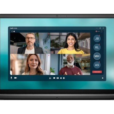 Computador portátil preto com ecrã a mostrar chamada de vídeo multípla no aplicativo CallCollab.