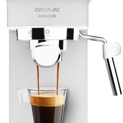 Máquina de café expresso branca Cecotec Cumbia Cafelizzia a preparar café num copo de vidro