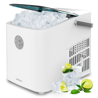 Máquina de gelo branca com tampa azul translúcido aberta cheia de gelo e copo de bebida com limão e hortelã ao lado