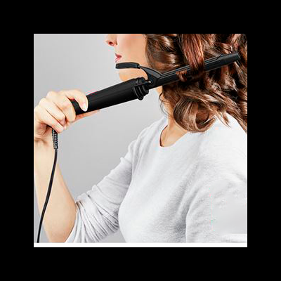 Pessoa a usar modelador de cabelo preto em cabelo castanho ondulado