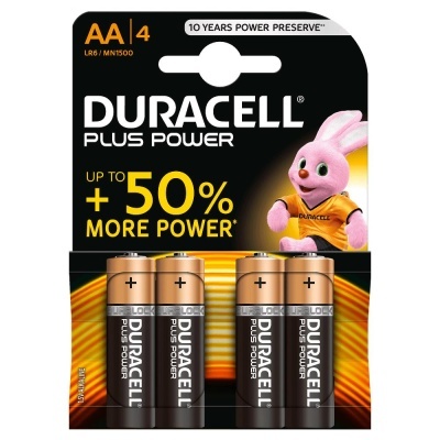 Pacote de quatro pilhas alcalinas AA Duracell Plus Power com embalagem preta e cobre e coelho cor-de-rosa