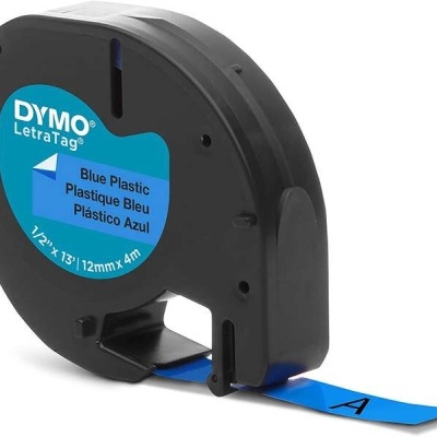 Dispenser preto com fita azul DYMO LetraTag e texto visível