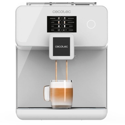 Máquina de café Cecotec branca com ecrã digital e chávena de vidro com café com leite