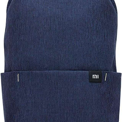 Mochila azul escura com fecho e etiqueta logo mi